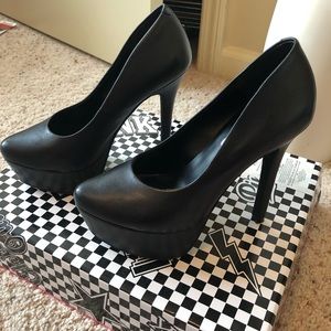 Jessica Simpson pumps 🖤💫